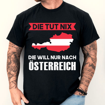 Mann trägt ein T-Shirt mit der Aufschrift "Österreich Shirt | Die tut nix Österreichische Geschenk".