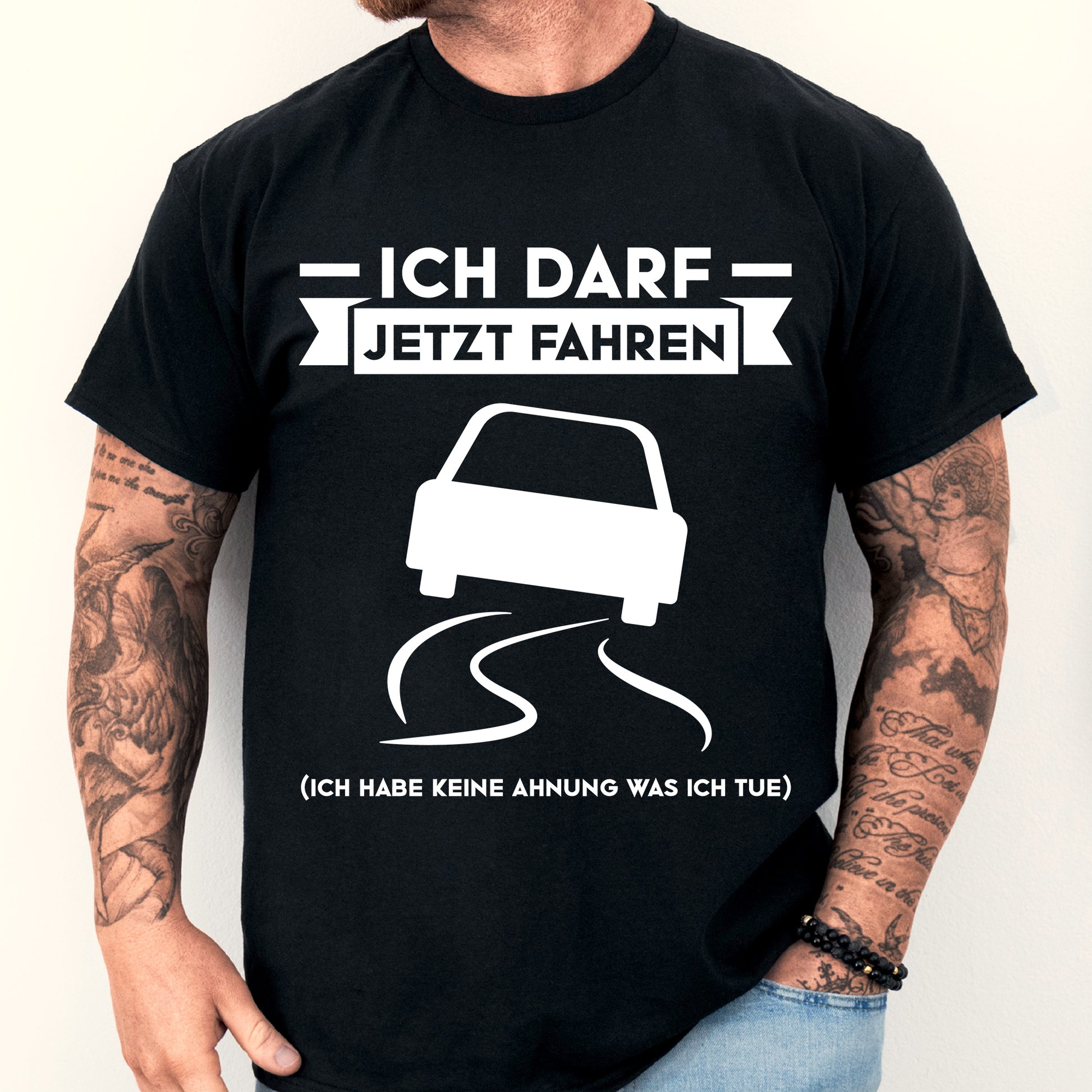 Mann trägt ein T-Shirt mit der Aufschrift "Führerschein Shirt | Ich darf jetzt fahren Geschenk bestanden Prüfung".