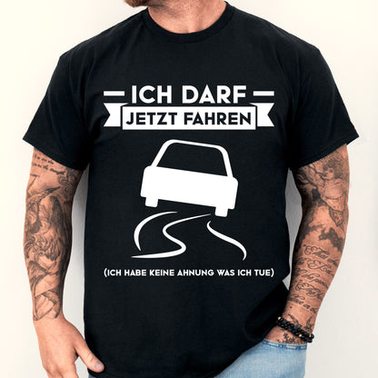 Mann trägt ein T-Shirt mit der Aufschrift "Führerschein Shirt | Ich darf jetzt fahren Geschenk bestanden Prüfung".