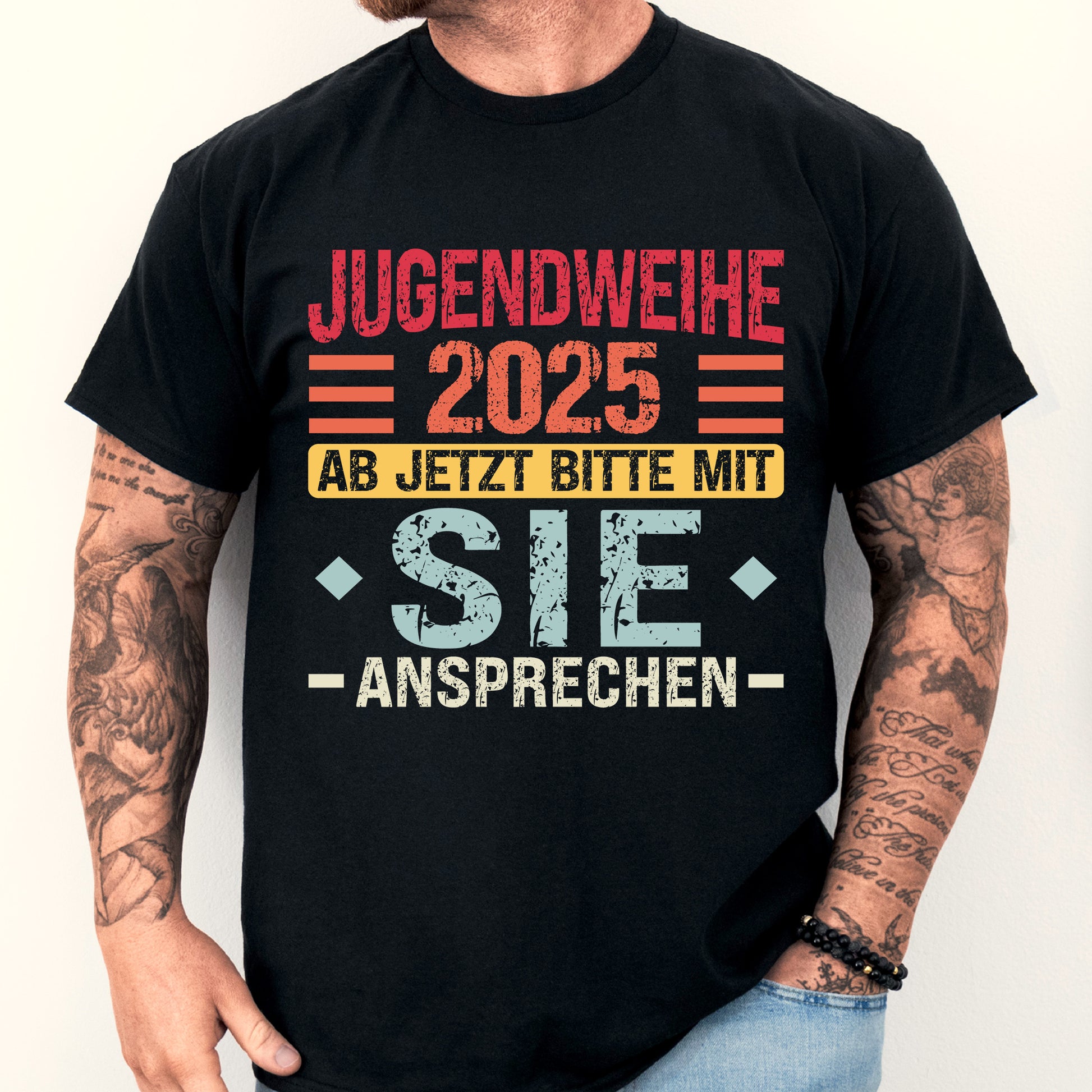 Erwachsenenshirt mit Aufdruck "Jugendweihe 2025 ab jetzt bitte mit sie ansprechen" in jugendlichem Design.