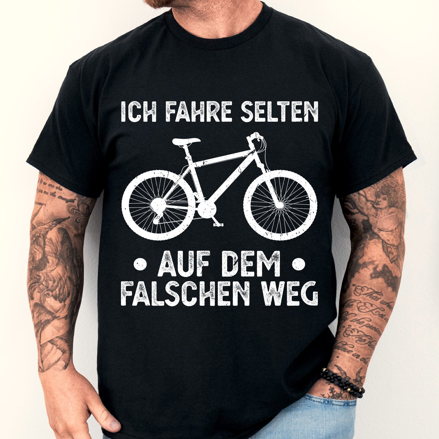 Design eines T-Shirts mit der Aufschrift "Rad Shirt | ich fahre selten auf dem falschen Weg" und einem stilisierten Fahrradmotiv, getragen von einem Mann.