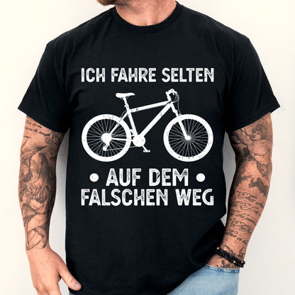 Design eines T-Shirts mit der Aufschrift "Rad Shirt | ich fahre selten auf dem falschen Weg" und einem stilisierten Fahrradmotiv, getragen von einem Mann.