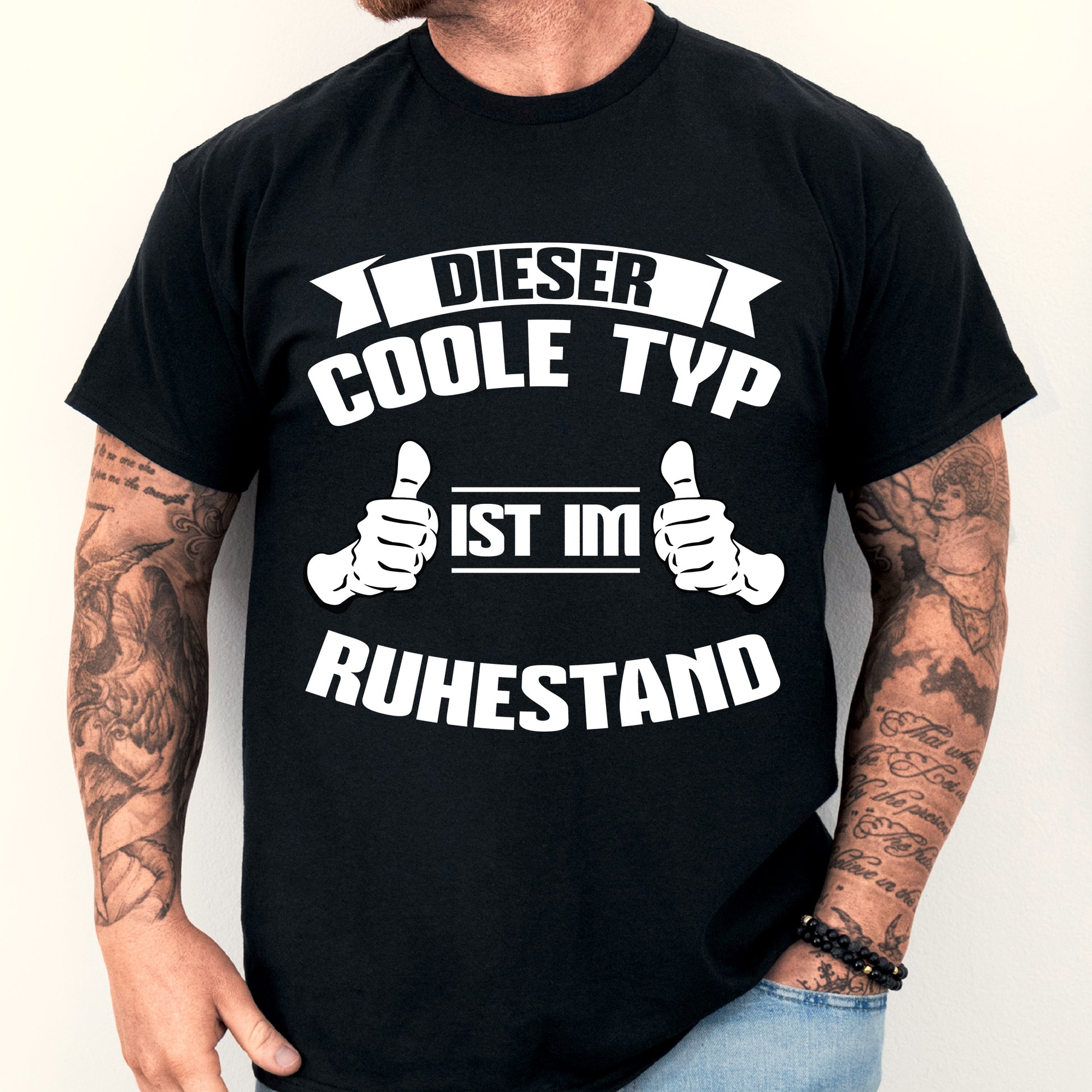 Design eines Shirts mit der Aufschrift "Dieser coole Typ ist im Ruhestand" und einem stilisierten Bild eines Mannes.