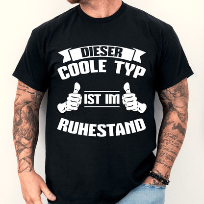 Design eines Shirts mit der Aufschrift "Dieser coole Typ ist im Ruhestand" und einem stilisierten Bild eines Mannes.