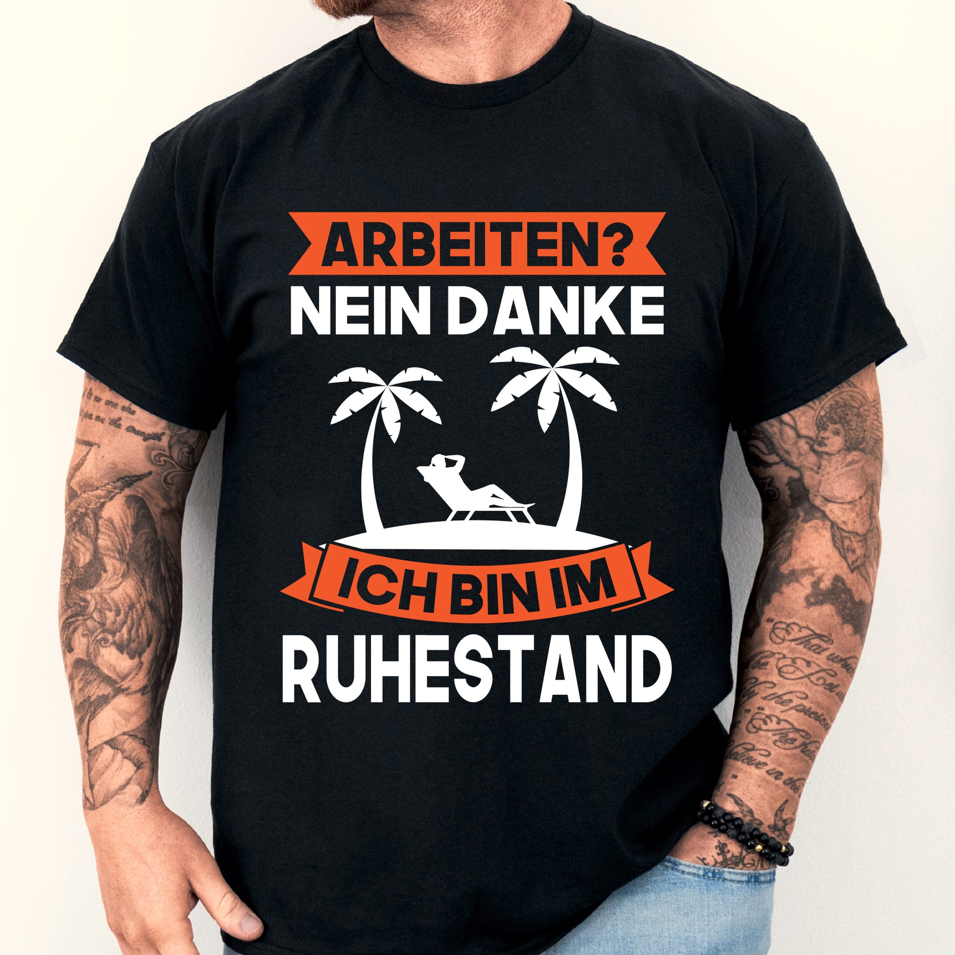Design eines Shirts mit der Aufschrift "Arbeiten? Nein danke, ich bin im Ruhestand" und einem abgebildeten Mann, ideal als Geschenk für Rentner.