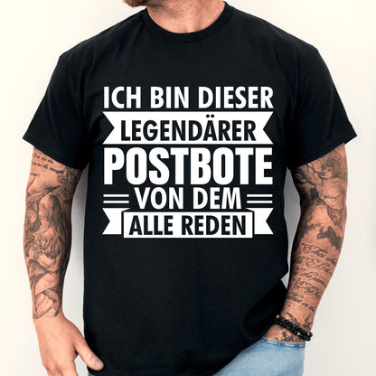 Mann trägt ein T-Shirt mit der Aufschrift "legendärer Postbote" und einem Postmotiv.