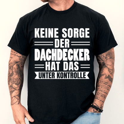 Dachdecker Shirt mit Aufschrift "hat das unter Kontrolle" und Abbildung eines Mannes.