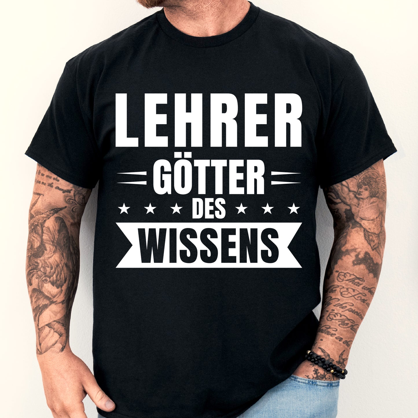 Mann trägt ein T-Shirt mit der Aufschrift "Lehrer Shirt | Götter des Wissens Schulenlehrer Geschenk Schule Lernen Lehrerin".