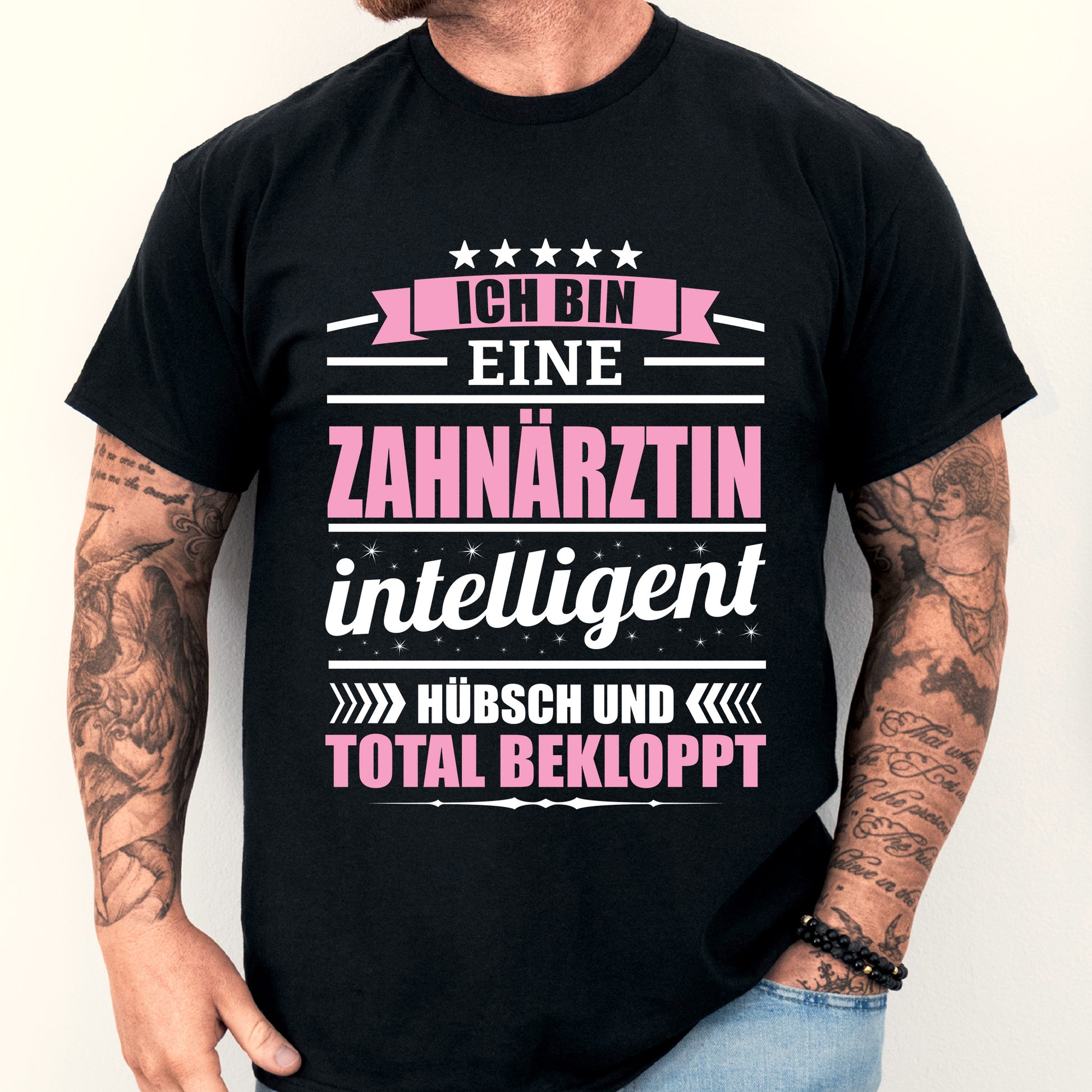Mann trägt ein T-Shirt mit der Aufschrift "Zahnärztin Shirt | ich bin eine Geschenk Zahn Frauenberuf".