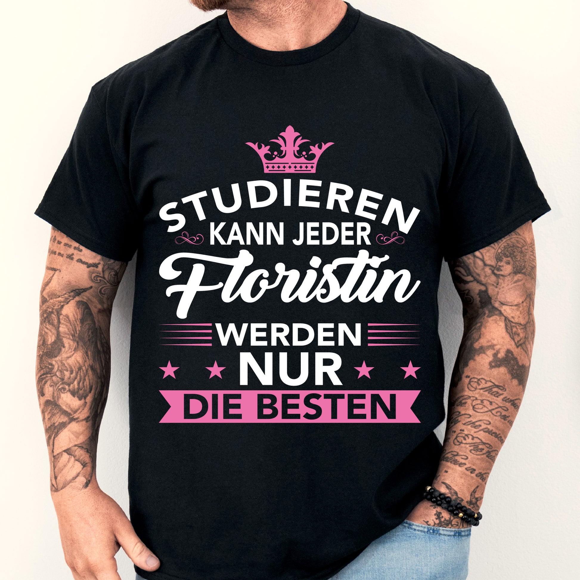Mann trägt ein T-Shirt mit der Aufschrift "Floristin Shirt | Florist Geschenk Blümen" und floralen Motiven.