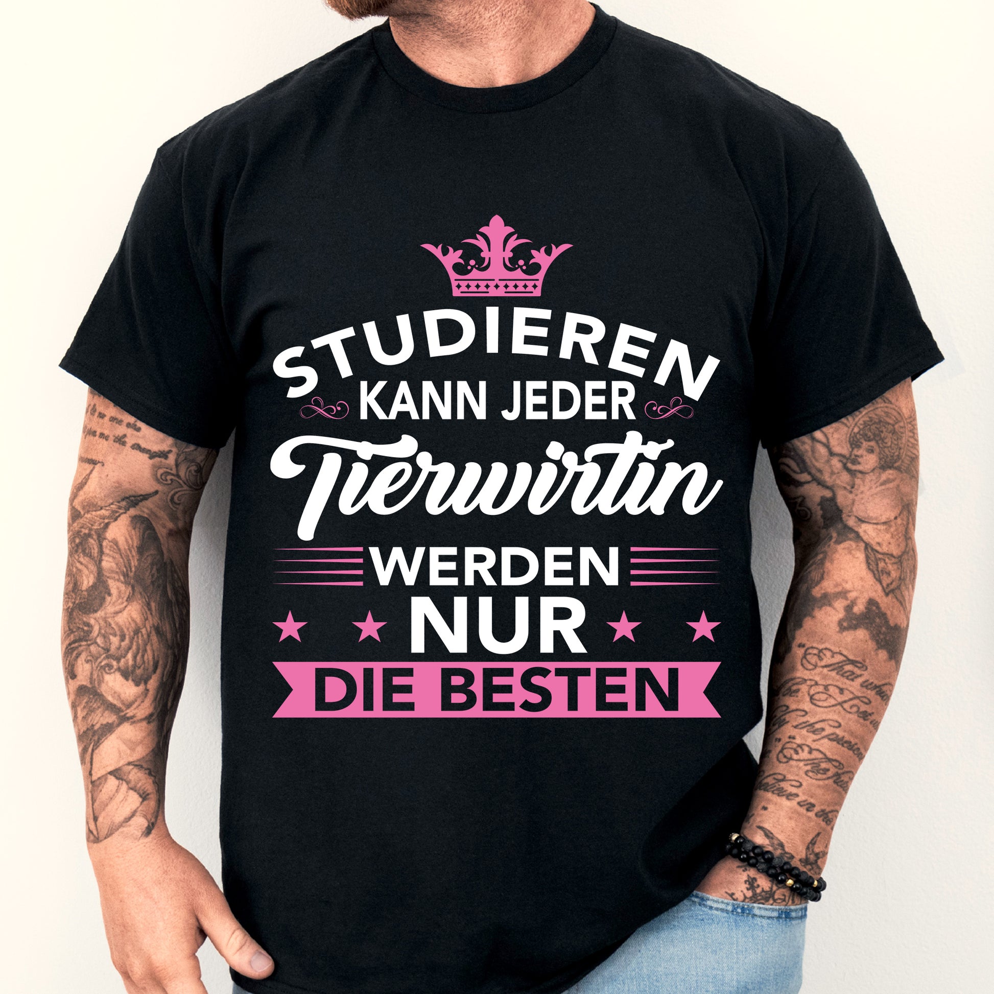 Mann trägt ein T-Shirt mit der Aufschrift "Tierwirtin Shirt | Tiere Geschenk".