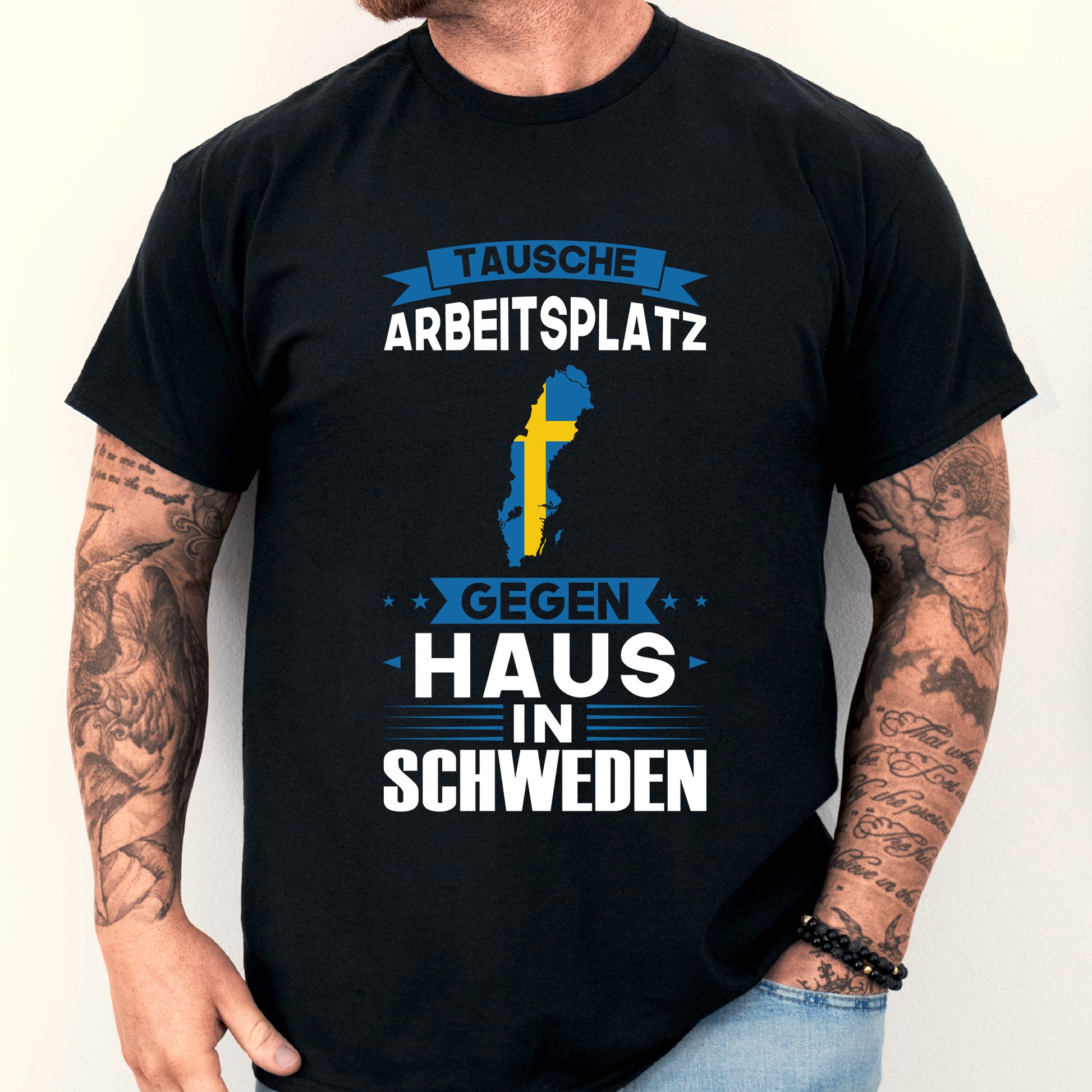 Mann trägt ein T-Shirt mit der Aufschrift "Schweden Shirt | tausche Arbeitsplatz Schwedische Geschenk Schwedischen".