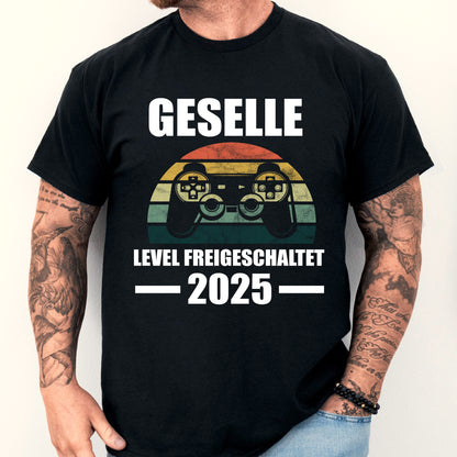 Gesellen Shirt mit Aufschrift "Geselle Level Freigeschaltet 2025 Gesellenbrief"