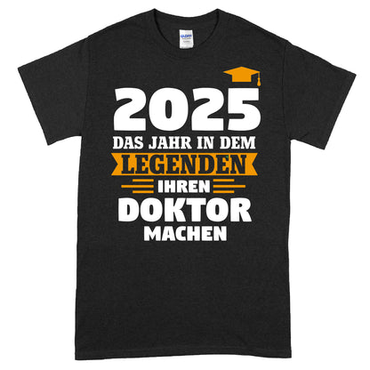 Design eines T-Shirts mit der Aufschrift "2025 das Jahr in dem Legenden ihren Doktor machen" in stilvoller Schrift.