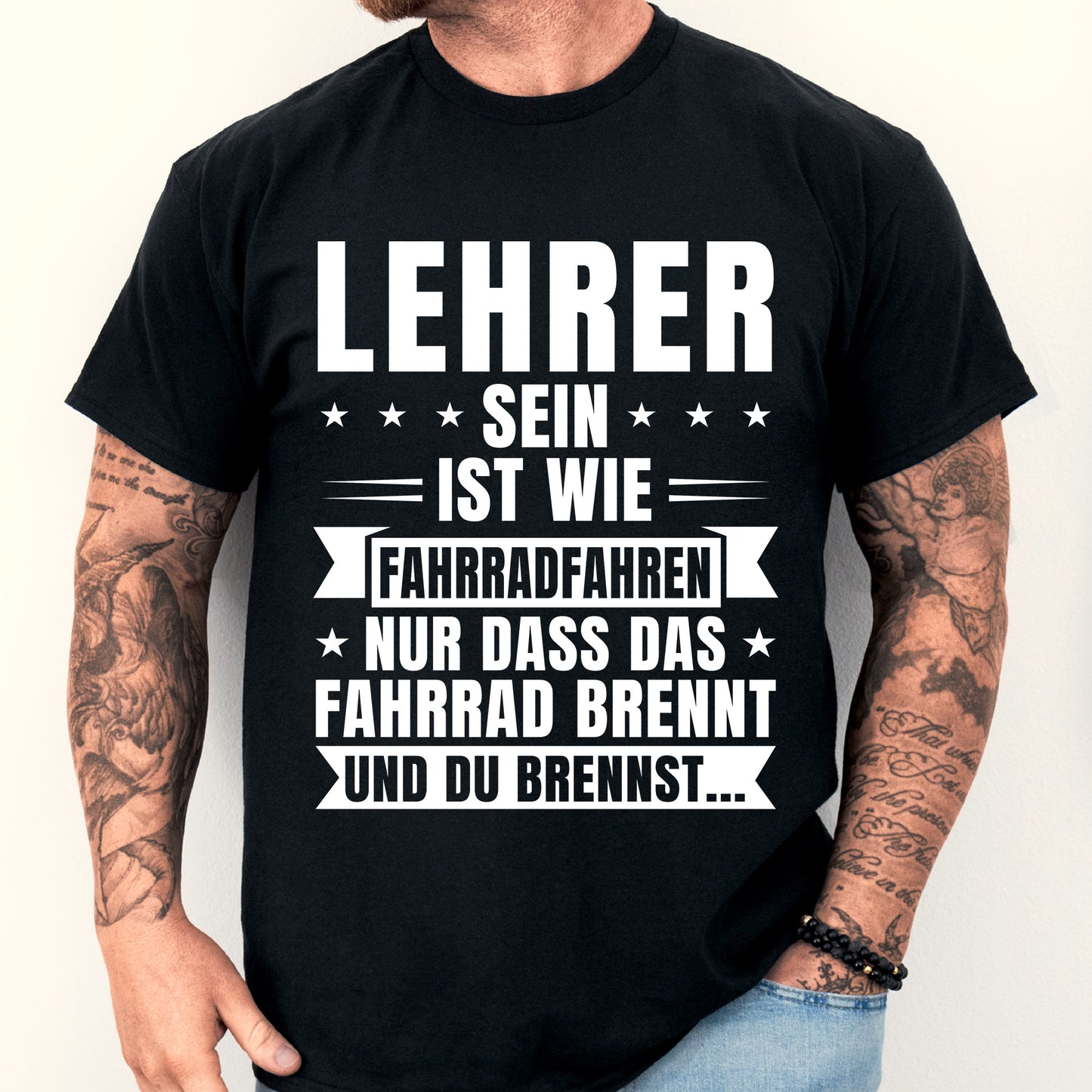 Design eines Lehrer-Shirts mit dem Spruch "Lehrer sein ist wie Fahrradfahren" und einem Mann als Motiv. Geschenkidee für Lehrer und Lehrerinnen.