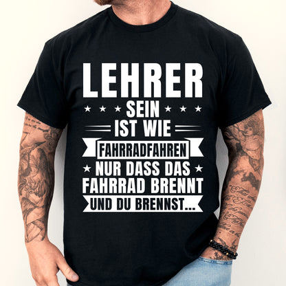 Design eines Lehrer-Shirts mit dem Spruch "Lehrer sein ist wie Fahrradfahren" und einem Mann als Motiv. Geschenkidee für Lehrer und Lehrerinnen.