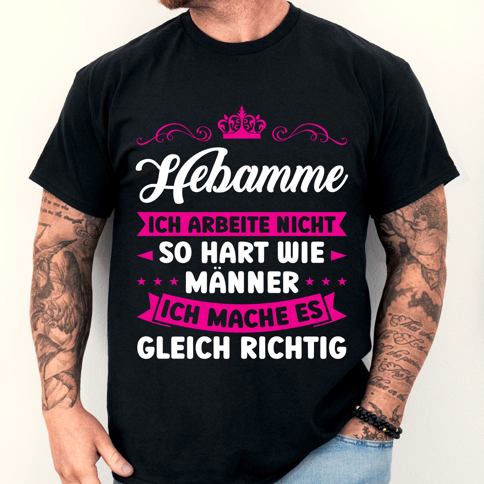 Design eines T-Shirts mit der Aufschrift "Hebamme Shirt | ich arbeite nicht so hart wie Männer Geschenk Kinder Geburt" und einer Abbildung eines Mannes.