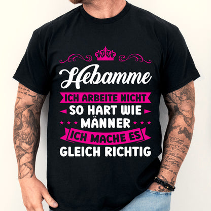 Design eines T-Shirts mit der Aufschrift "Hebamme Shirt | ich arbeite nicht so hart wie Männer Geschenk Kinder Geburt" und einer Abbildung eines Mannes.