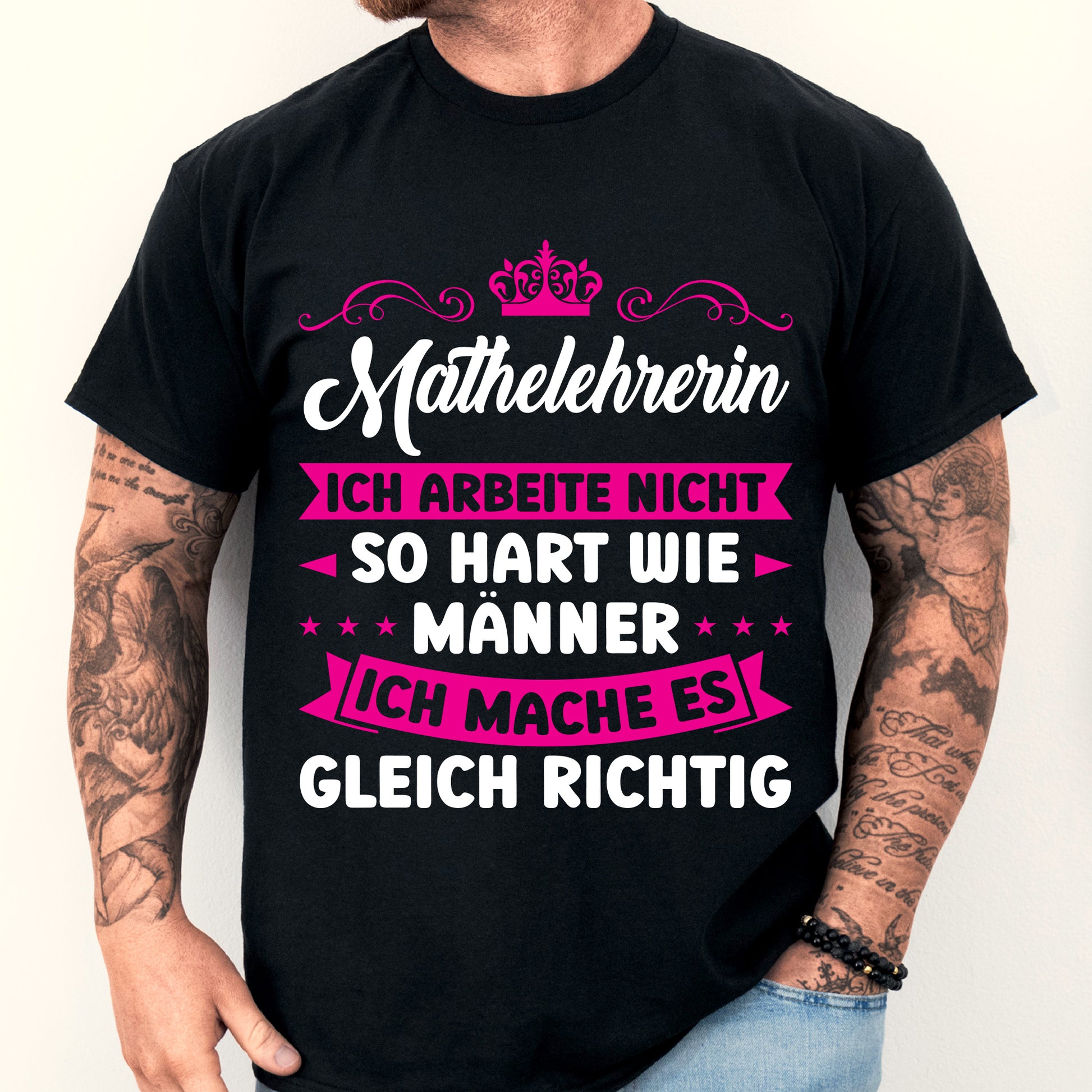 Design eines T-Shirts mit der Aufschrift "Mathe Lehrerin Shirt | ich arbeite nicht so hart wie Männer Mathematik Geschenk Lehrer" und einem Mann als Motiv.