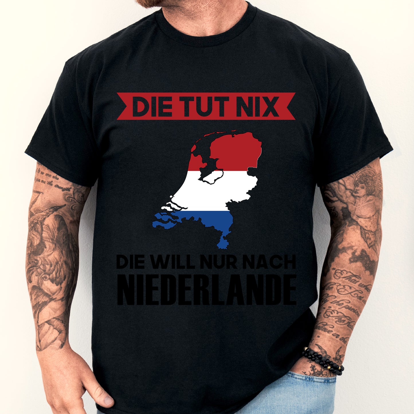 Mann trägt ein T-Shirt mit der Aufschrift "Niederlände Shirt | Die tut nix Geschenk Niederländische".