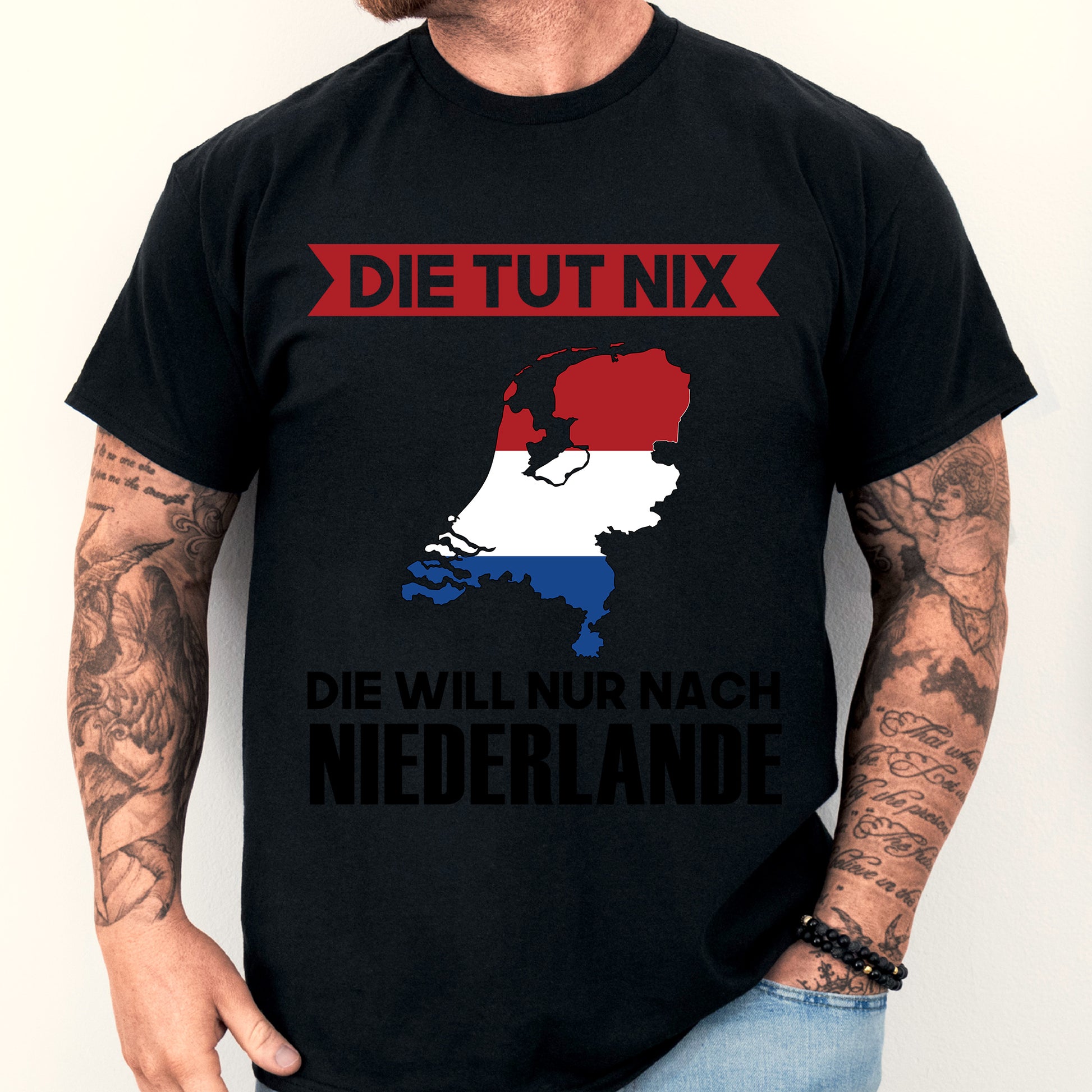 Mann trägt ein T-Shirt mit der Aufschrift "Niederlände Shirt | Die tut nix Geschenk Niederländische".
