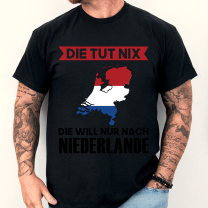 Mann trägt ein T-Shirt mit der Aufschrift "Niederlände Shirt | Die tut nix Geschenk Niederländische".