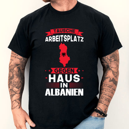 Mann trägt ein T-Shirt mit der Aufschrift 'Alanien Shirt | tausche Arbeitsplatz Albanien Geschenk Albanischen Flagge' und einem Design der albanischen Flagge.