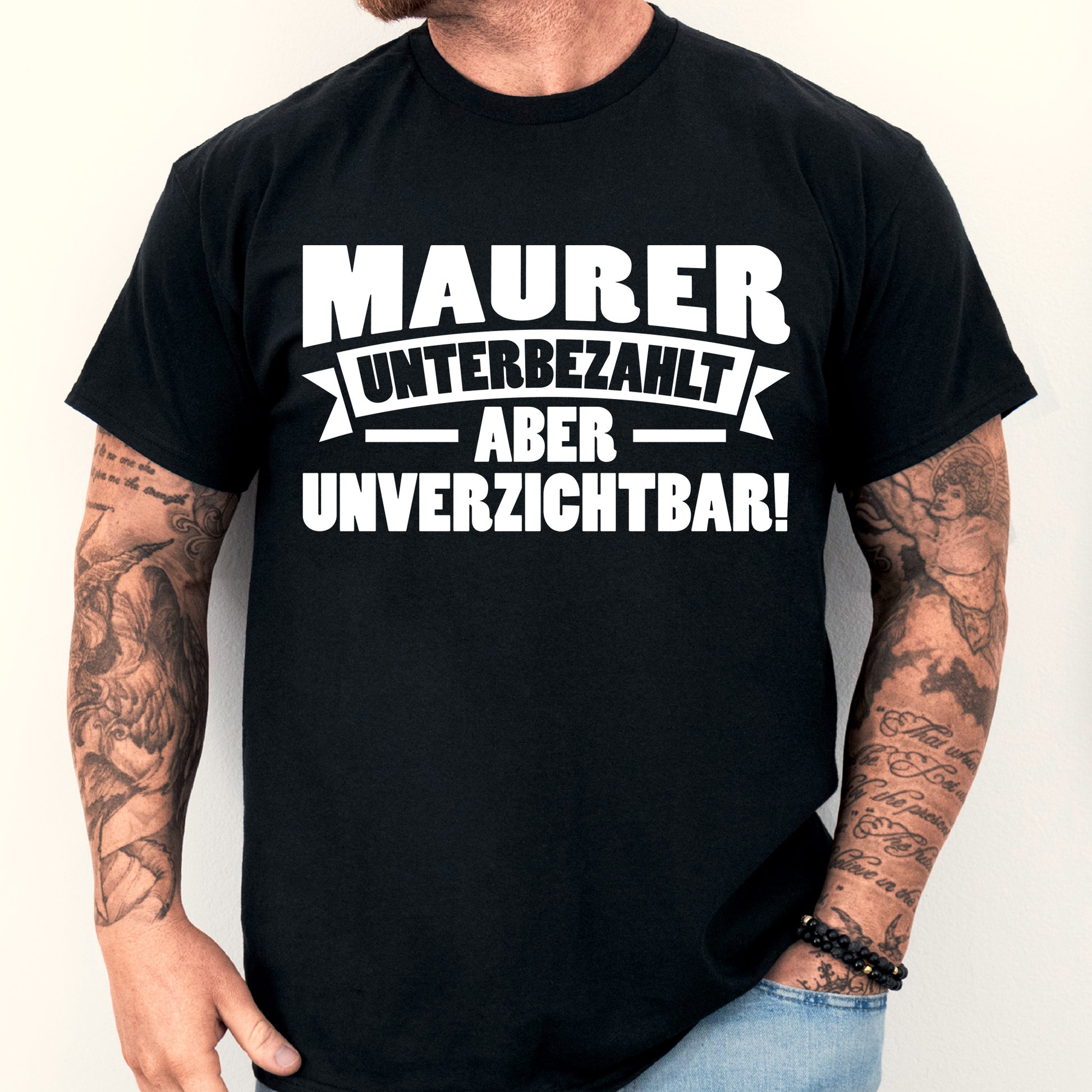 Mann trägt ein T-Shirt mit der Aufschrift "Maurer Shirt | aber unverzichtbar Steinmetz Geschenk Stein".