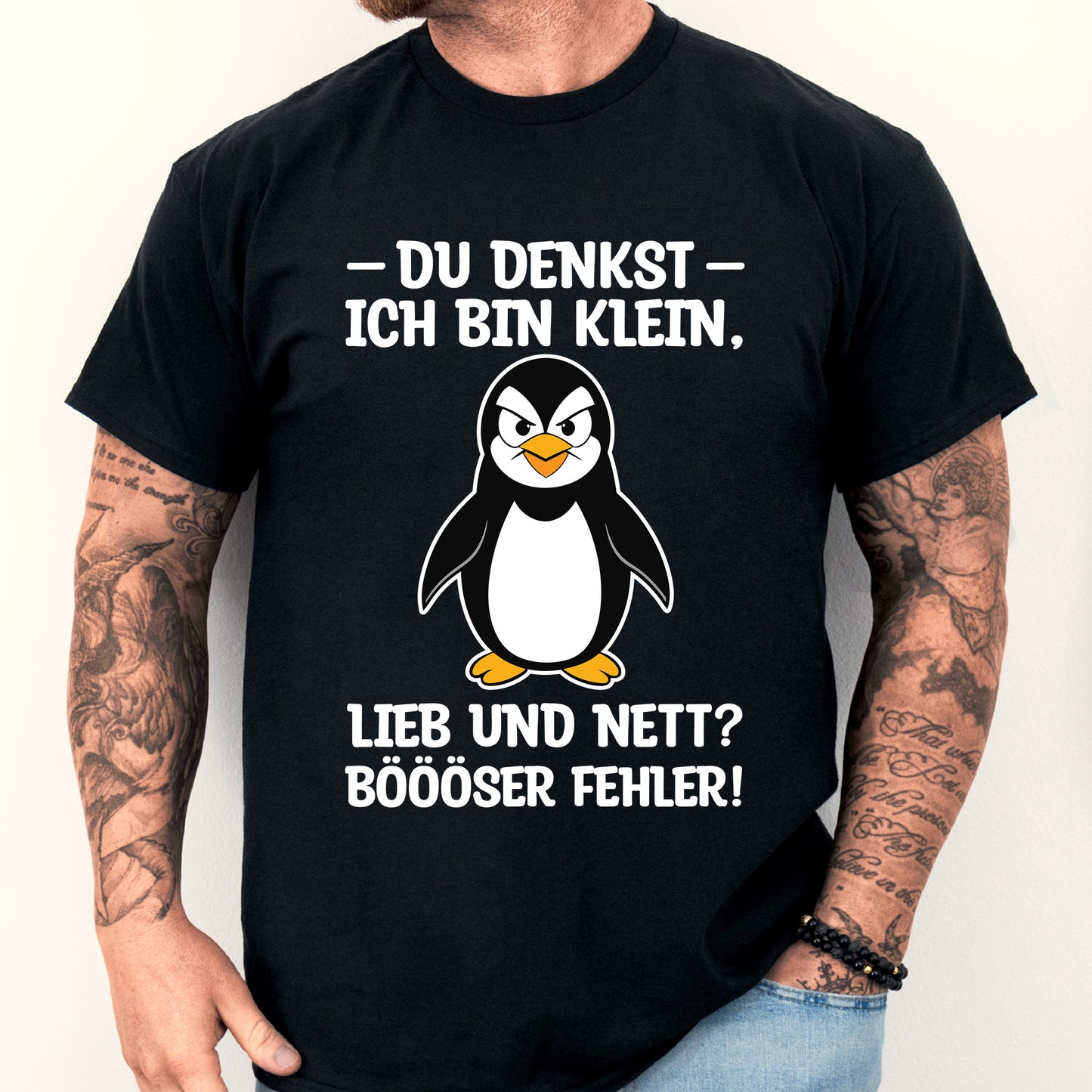 Design eines T-Shirts mit der Aufschrift "du denkst ich bin klein Süss Geschenk Böösse" und einem abgebildeten Mann.