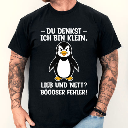 Design eines T-Shirts mit der Aufschrift "du denkst ich bin klein Süss Geschenk Böösse" und einem abgebildeten Mann.
