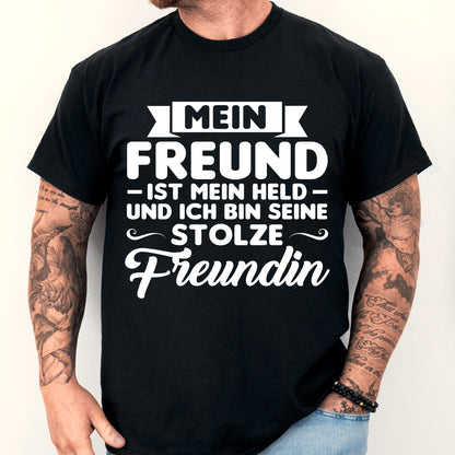 Design eines Shirts mit der Aufschrift 'Freund Shirt | mein ist Held Freunden Geschenk Freundschaft Freundin', getragen von einem Mann.