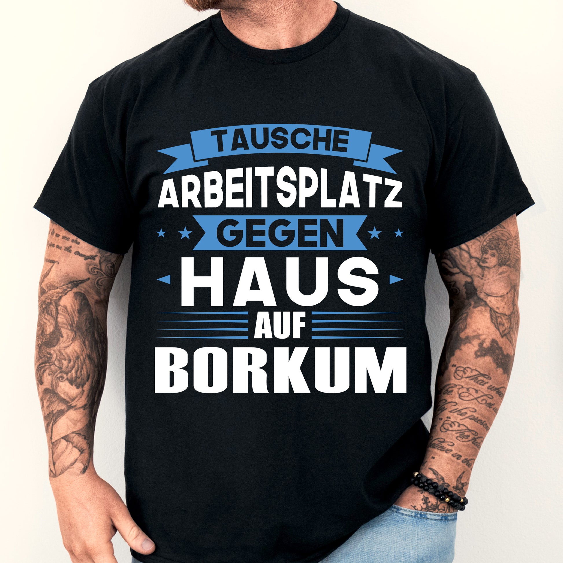Mann trägt ein Borkum-Shirt mit der Aufschrift "tausche Arbeitsplatz Hauf Geschenk Deutsch Deutschland".