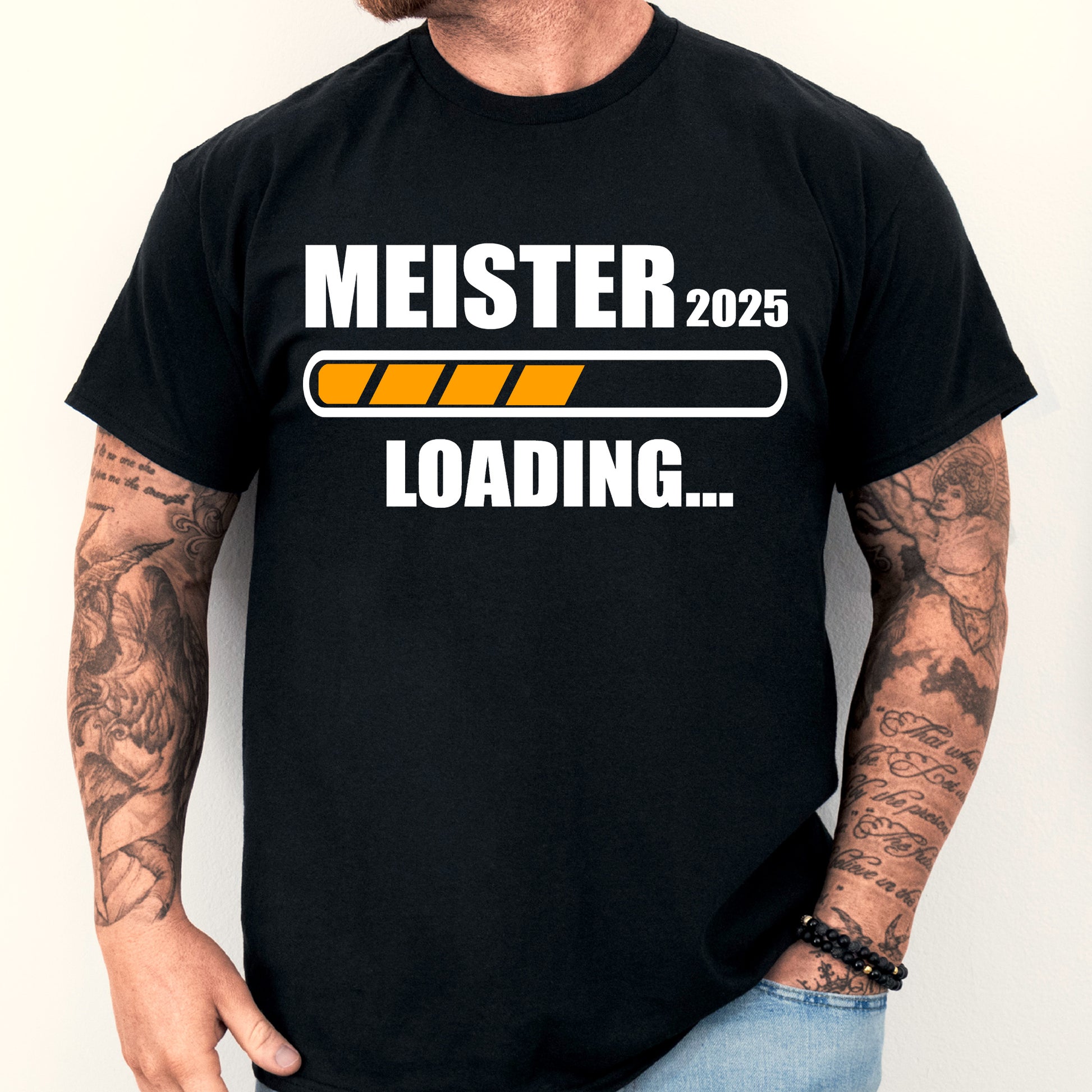 Meister Shirt mit der Aufschrift "2025 loading Meisterbrief" in modernem Design.