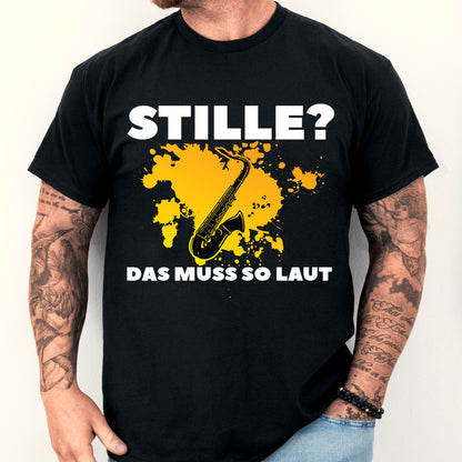 Mann trägt ein T-Shirt mit Saxophon-Design und humorvollem Spruch über laute Musik.