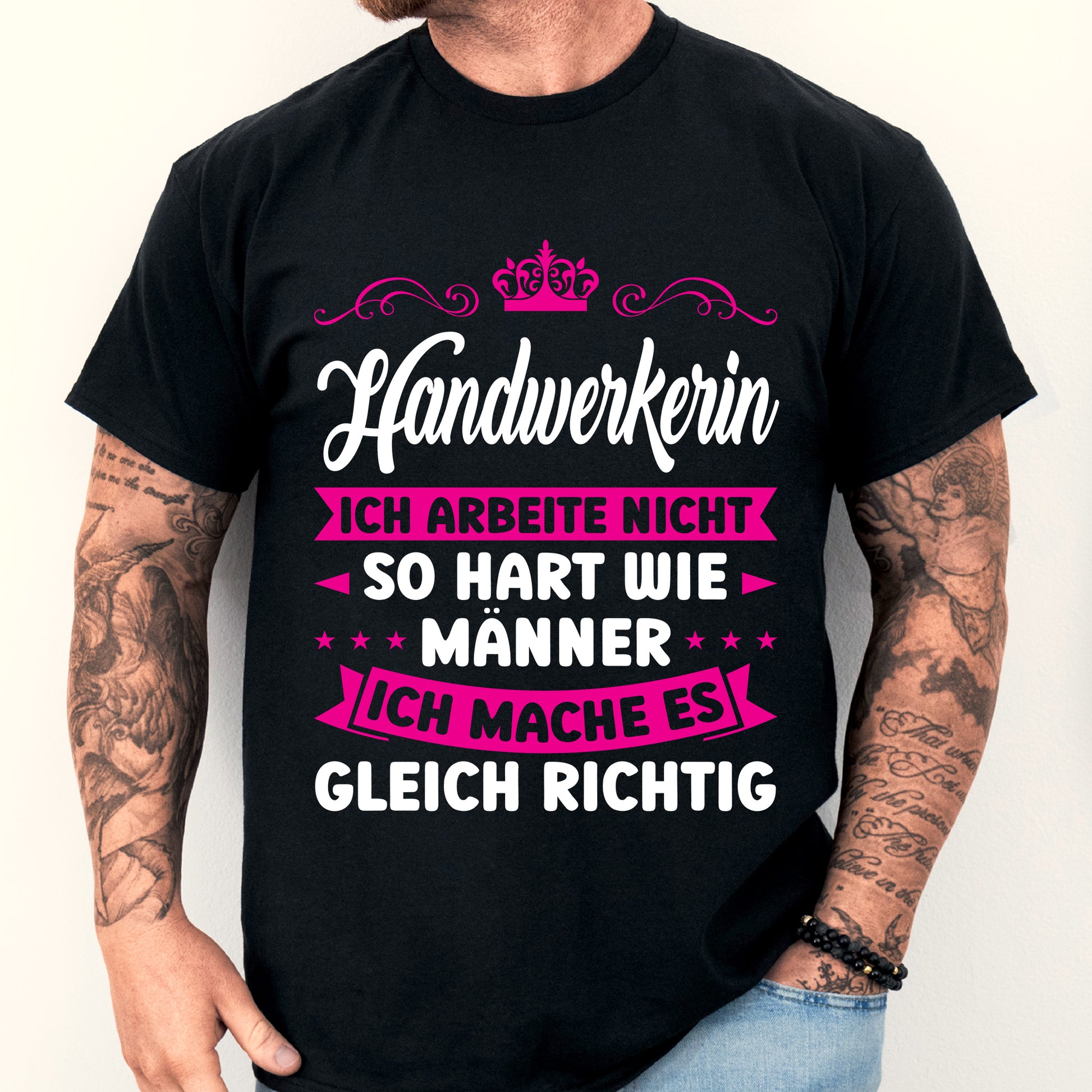 Design eines Shirts mit der Aufschrift "Handwerkerin Shirt | Handwerkerin ich arbeite nicht so hart wie Männer Meisterin Geschenk" und einem abgebildeten Mann.