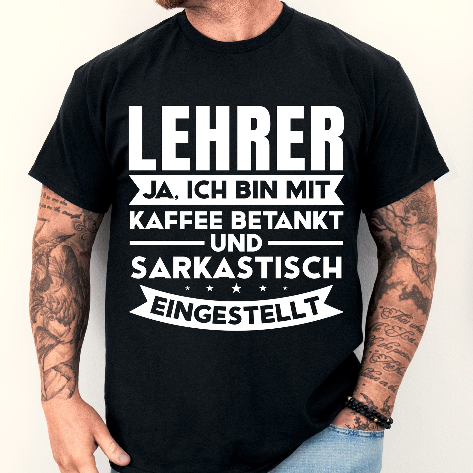 Mann trägt ein humorvolles Lehrer-Shirt mit Kaffeebezug.