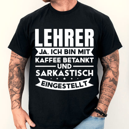 Mann trägt ein humorvolles Lehrer-Shirt mit Kaffeebezug.