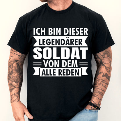 Mann trägt ein T-Shirt mit militärischem Design und der Aufschrift "legendärer Militär Geschenk Feldwebel".