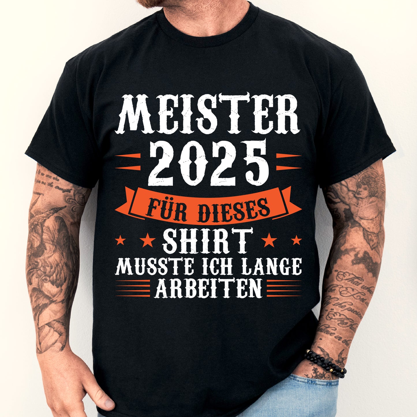 Design eines T-Shirts mit der Aufschrift "Studium Shirt | Meister 2025 für dieses musste ich lange arbeiten Geschenk beendet" und einem Mann als Motiv.