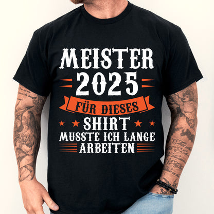 Design eines T-Shirts mit der Aufschrift "Studium Shirt | Meister 2025 für dieses musste ich lange arbeiten Geschenk beendet" und einem Mann als Motiv.