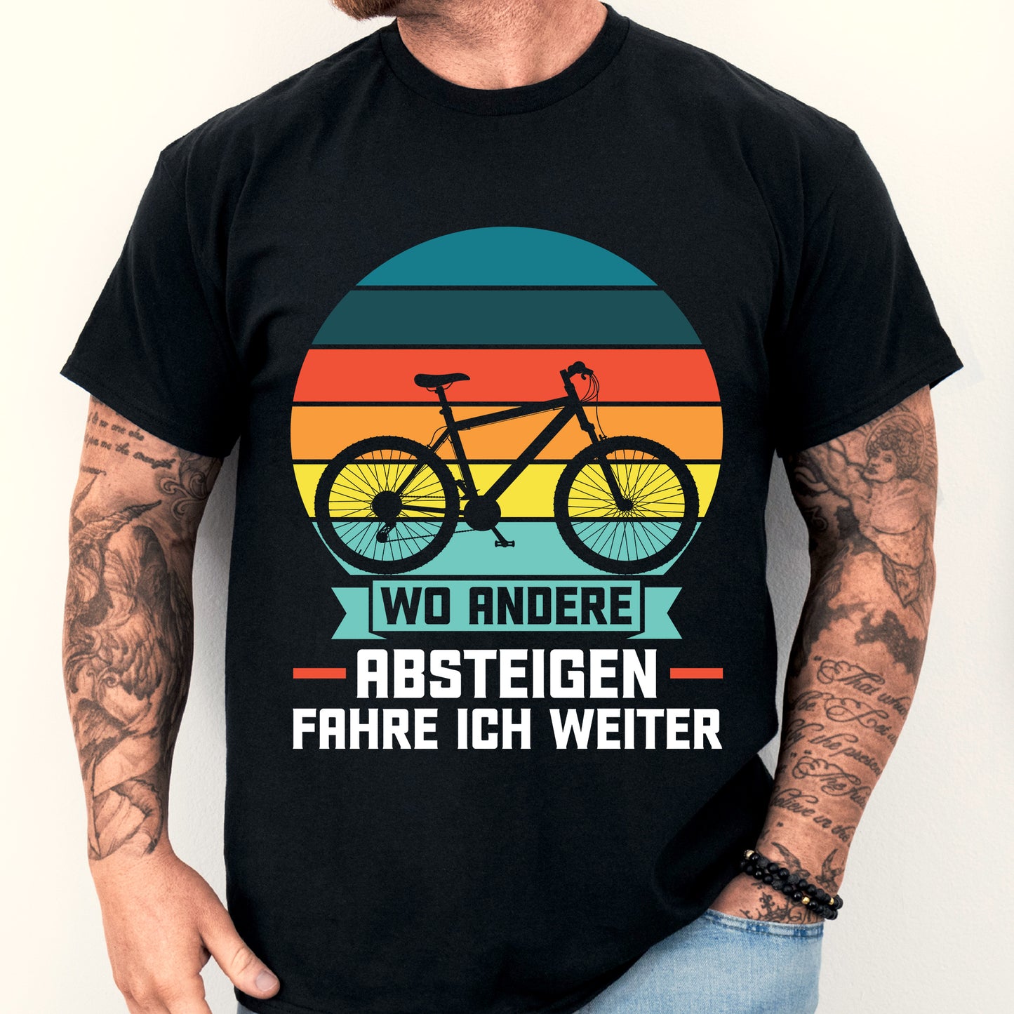 Design eines T-Shirts mit der Aufschrift "Rad Shirt | wo andere absteigen fahre ich weiter" und einem stilisierten Bild eines Mannes auf einem Fahrrad.