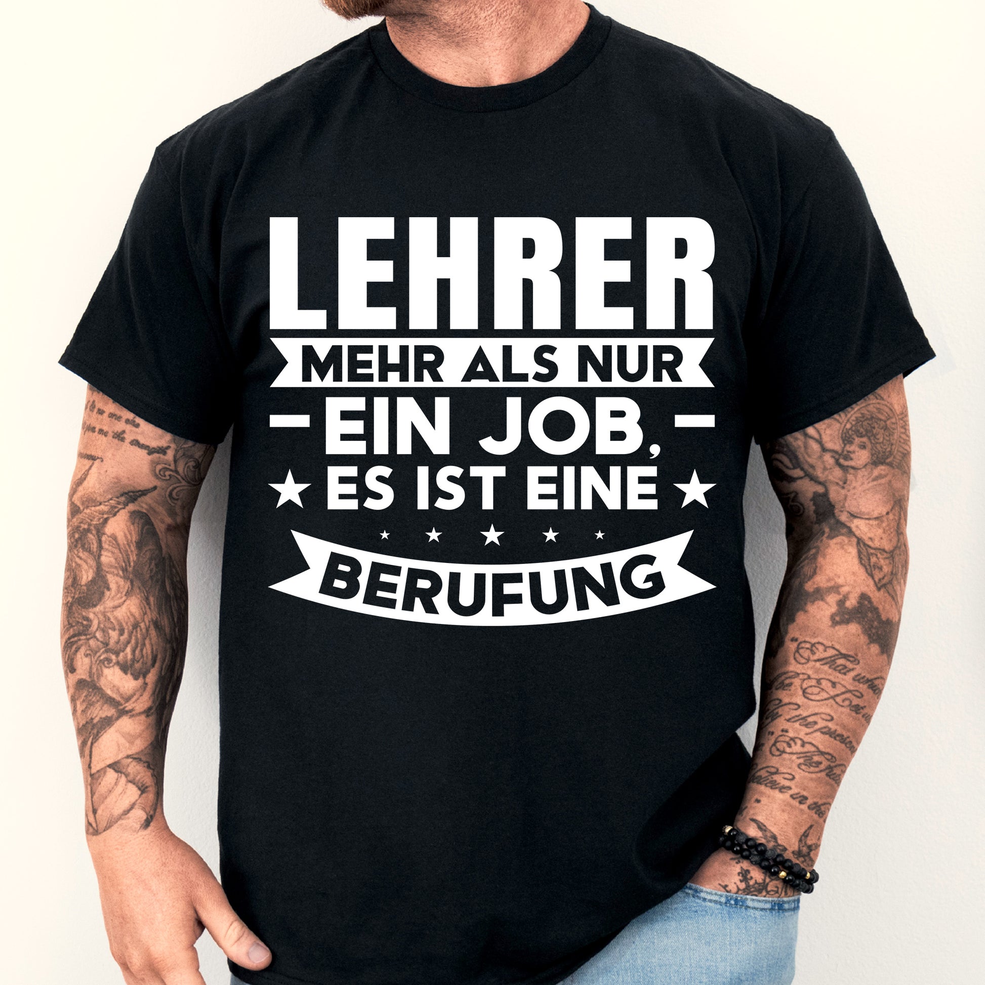 Mann trägt ein T-Shirt mit der Aufschrift "Lehrer Shirt | mehr als nur ein Job es ist eine Berufung" als Geschenkidee für Lehrer und Lehrerinnen.