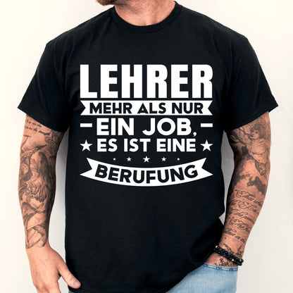 Mann trägt ein T-Shirt mit der Aufschrift "Lehrer Shirt | mehr als nur ein Job es ist eine Berufung" als Geschenkidee für Lehrer und Lehrerinnen.