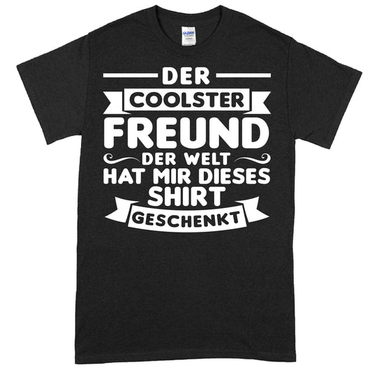 Design eines Shirts mit dem Text "Freund Shirt | der coolste der Welt hat mir dieses Freundschaftsgeschenk gemacht" in stilvoller Schrift.