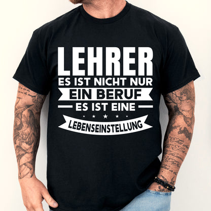 Mann trägt ein T-Shirt mit der Aufschrift "Lehrer Shirt | es ist nicht nur ein Beruf, eine Lebenseinstellung" als Geschenkidee für Lehrer und Lehrerinnen.