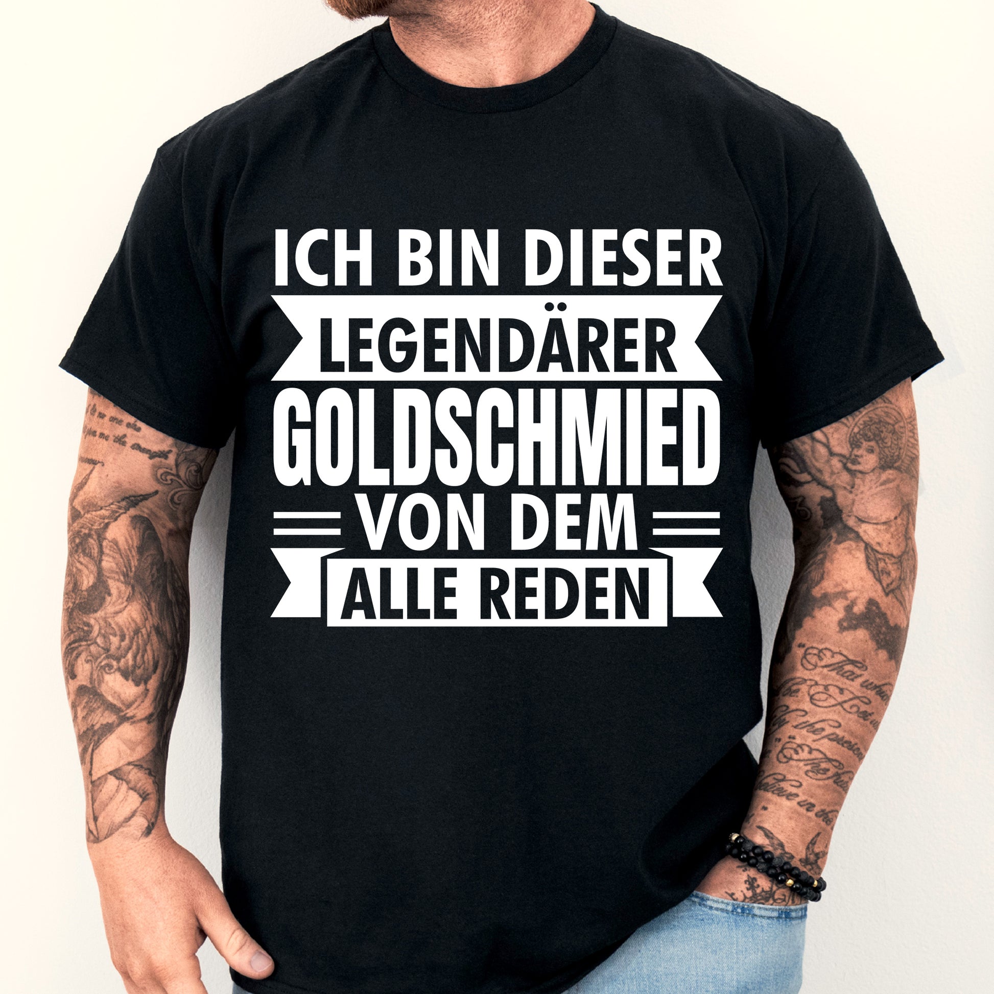 Mann trägt ein schwarzes T-Shirt mit der Aufschrift "Goldschmied Shirt | legendärer Gold Geschenk Juwelier" in goldener Schrift.
