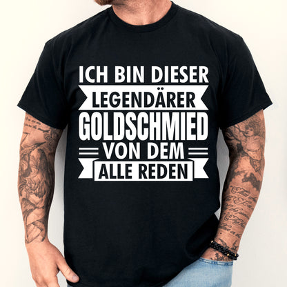 Mann trägt ein schwarzes T-Shirt mit der Aufschrift "Goldschmied Shirt | legendärer Gold Geschenk Juwelier" in goldener Schrift.