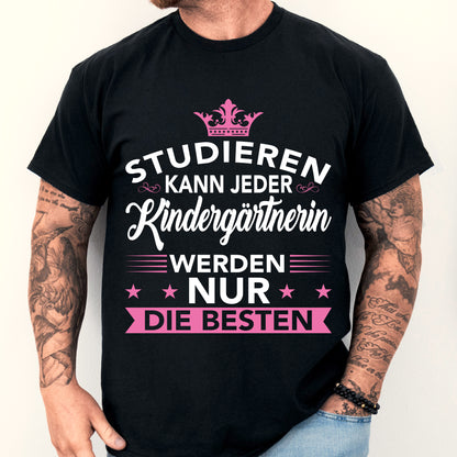 Mann trägt ein buntes Kindergärtner-Shirt als Geschenk für Erzieher.