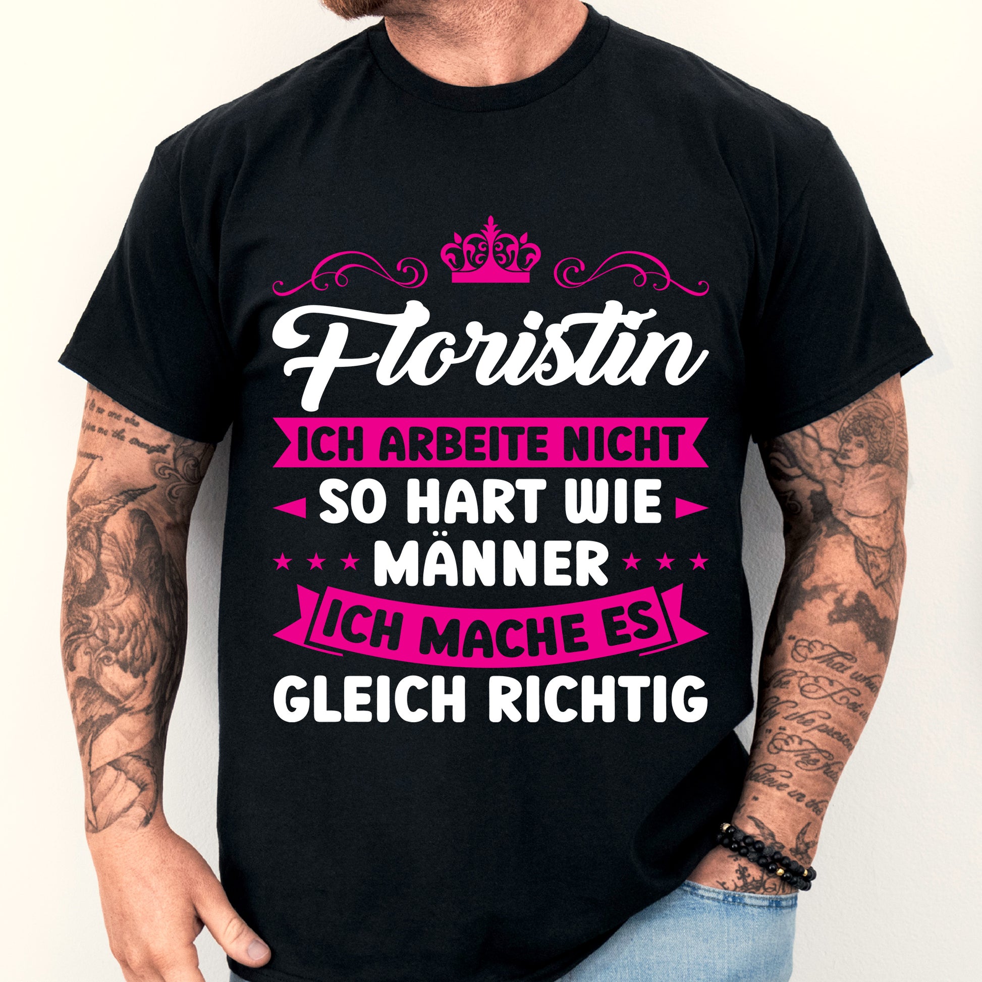 Floristin Shirt mit humorvollem Spruch und Blumenmotiv, getragen von einem Mann.