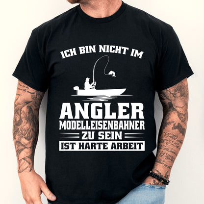 Design eines Angler-Shirts mit der Aufschrift "Ich bin nicht im Modelleisenbahner zu sein, ist harte Arbeit" und einem abgebildeten Mann.